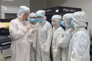 PGS-TS Đặng Thị Mỹ Dung (bìa trái) hướng dẫn nghiên cứu trong phòng thí nghiệm