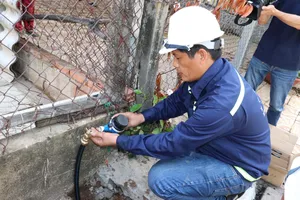 Gắn mới đồng hồ nước đến nhà người dân ở xã An Thới Đông, TPHCM