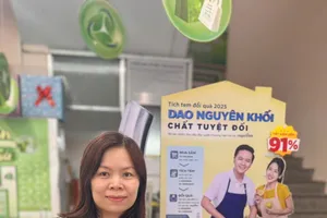 Khách hàng hào hứng với chương trình “Tích tem đổi quà”