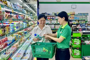 Khách hàng chọn mua sắm tại cửa hàng Co.op Food vì lợi thế gần nhà