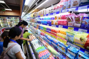Khách hàng chọn các sản phẩm sữa tại một siêu thị Co.opmart, TPHCM