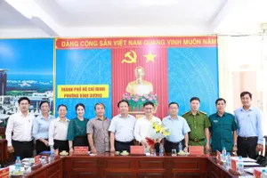Đồng chí Nguyễn Mạnh Cường, Phó Chủ tịch UBND TPHCM (thứ năm từ phải sang) tại buổi làm việc với lãnh đạo phường Bình Dương