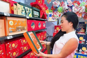 Khách hàng đặt mua bánh Trung thu sớm tại Co.opmart được nhiều ưu đãi