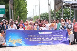 Khách hàng Saigon Co.op tham quan vùng nguyên liệu của BHC tại tỉnh Tây Ninh