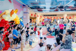 Nhiều gia đình háo hức khi mua sắm và trải nghiệm tại Trung tâm thương mại SC VivoCity, phường Tân Hưng, TPHCM