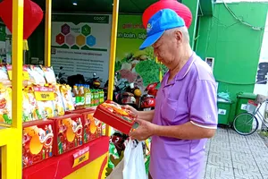 Khách hàng mua bánh trung thu Co.op Bakery tại Phiên chợ Trung thu