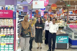 Đoàn đại biểu hợp tác xã của Malaysia tham quan siêu thị Co.opmart Hòa Bình, TPHCM
