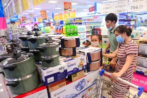 Giá hàng hóa được giữ ổn định tại kênh siêu thị - Ảnh: PHÚC ANH