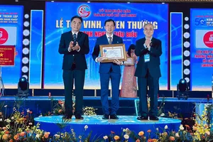 Ông Vũ Anh Khoa, Bí thư Đảng ủy, Chủ tịch HĐQT Saigon Co.op, nhận bằng khen của UBND TPHCM