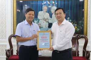 Phó Chủ tịch Ủy ban MTTQ Việt Nam TPHCM Phan Hồng Ân (phải) trao thư cảm ơn EVNHCMC