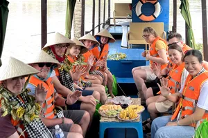 Một đoàn khách quốc tế tham quan trải nghiệm tại tỉnh Đồng Tháp