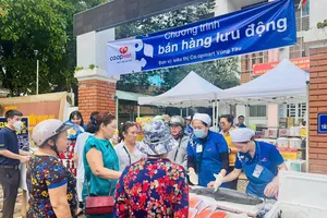 Chuyến hàng lưu động được Co.opmart Vũng Tàu tổ chức đầu tháng 11-2025 thu hút người dân tham gia mua sắm