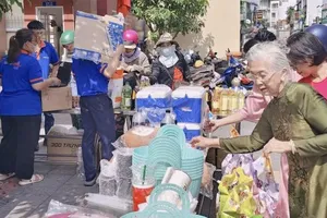 Hàng bình ổn được Co.opSmile đưa tới tận khu dân cư