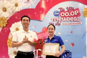 Khen thưởng nhân viên trả lại tài sản cho khách hàng