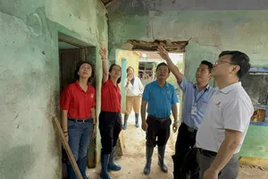 Tổng Giám đốc Saigon Co.op Phạm Trung Kiên (bìa phải) thăm hỏi gia đình những nhân viên bị thiệt hại nặng sau thiên tai