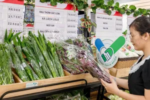 Quầy kệ sản phẩm “Tick xanh trách nhiệm” tại hệ thống bán lẻ của SATRA