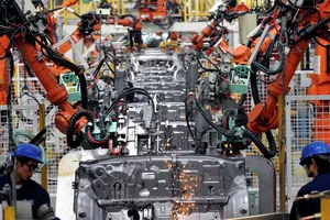 Một phân xưởng lắp ráp ô tô bằng robot. Ảnh: AP