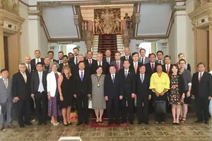 Chủ tịch UBND TPHCM Nguyễn Thành Phong (giữa) chụp ảnh lưu niệm với đoàn lãnh sự tại TPHCM