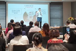 Ông Phan Anh Sơn, Phó Chủ tịch, Tổng Thư ký Liên hiệp các tổ chức hữu nghị Việt Nam trình bày tham luận