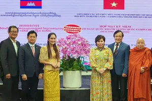 Hội hữu nghị Việt Nam - Campuchia TPHCM tặng hoa cho Tổng Lãnh sự quán Campuchia