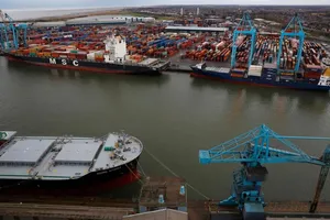 Hàng hóa nhập khẩu tại cảng Liverpool, Anh. Ảnh: Reuters