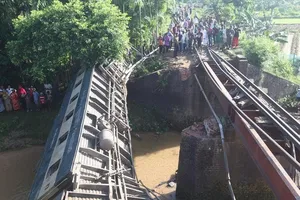 Hiện trường vụ sập cầu. Ảnh: REUTERS 