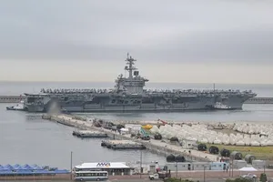 Tàu sân bay USS Theodore Roosevelt tới Busan. Ảnh: YONHAP