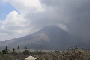 Indonesia ban bố cảnh báo núi lửa ở mức cao nhất