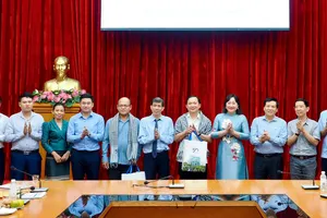 Ban Biên tập Báo SGGP chụp ảnh lưu niệm cùng Ban Biên tập Tạp chí Alunmay. Ảnh: HOÀNG HÙNG