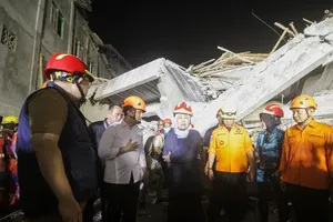 Các quan chức Indonesia xem xét hiện trường vụ sập trường học ở đảo Java. Ảnh: ANTARA