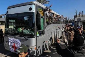 Hamas và Israel bắt đầu trao đổi con tin và tù nhân