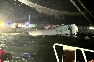 Máy bay trượt khỏi đường băng ở Hồng Công, 2 người chết