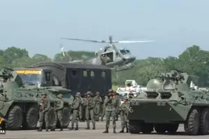 Quân đội Venezuela diễn tập tăng cường khả năng phòng thủ. Ảnh: ALJAZEERA.