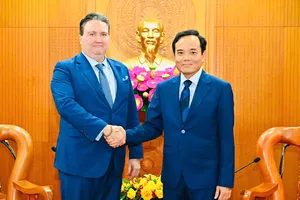 Bí thư Thành ủy TPHCM Trần Lưu Quang tiếp Đại sứ Hoa Kỳ tại Việt Nam Marc Knapper. Ảnh: VIỆT DŨNG