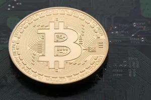 Bitcoin lao dốc mạnh, mất giá gần một nửa
