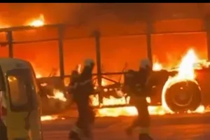 Lực lượng cứu hỏa tại hiện trường. Ảnh: X