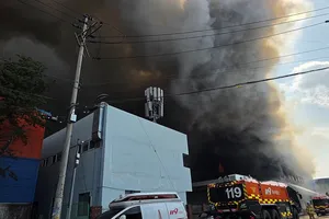 Hàn Quốc: Hỏa hoạn nghiêm trọng tại nhà máy phụ tùng ô tô