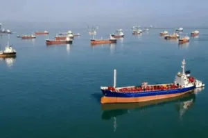 Tàu chờ qua eo biển Hormuz. Ảnh: NOURNEWS