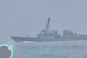 1 trong 2 tàu khu trục của Mỹ mà Iran tuyên bố đã chặn tại eo biển Hormuz. Nguồn: PRESS TV