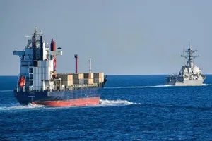 Mỹ bắt đầu hộ tống tàu qua eo biển Hormuz
