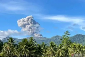 Indonesia tiếp tục tìm kiếm 3 người mất tích do núi lửa phun trào