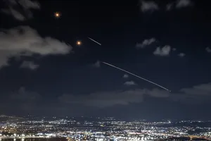 Iran liên tiếp phóng tên lửa vào Israel