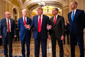 Tổng thống Mỹ Donald Trump với các Thượng nghị sĩ đảng Cộng hòa trước phiên bỏ phiếu ngày 24-6. Ảnh: THE HILL