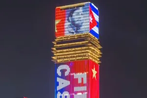 Hình ảnh lãnh tụ Cuba Fidel Castro và quốc kỳ Cuba cùng quốc kỳ Việt Nam trên màn hình LED tòa nhà Marina Central