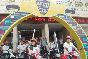 Hơn 1.000 sinh viên diễu hành tuyên truyền không sử dụng điện thoại khi lái xe