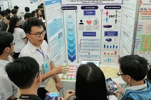 Giới thiệu đề tài cho khách tham quan