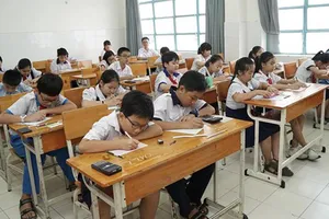 Thí sinh dự thi khảo sát năng lực bằng tiếng Anh lớp 6 Trường THPT Trần Đại Nghĩa