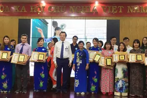 Giám đốc Sở GD-ĐT TPHCM Lê Hồng Sơn (áo trắng, thứ 5 từ trái qua) trao bằng khen cho 31 giáo viên dạy giỏi cấp TP  hệ giáo dục thường xuyên.