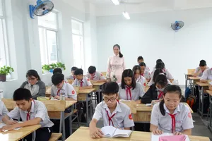Học sinh khối 7, Trường THCS Vân Đồn (quận 4) vui mừng học tập trong cơ sở mới