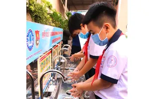 TPHCM: Tặng 100 máy rửa tay sát khuẩn tự động cho các trường tiểu học và THCS